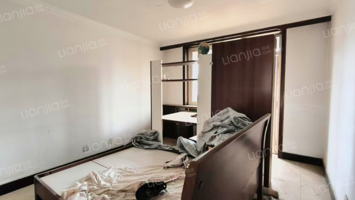 低楼层，南北通透，明厨明卫，车位充足-卧室A