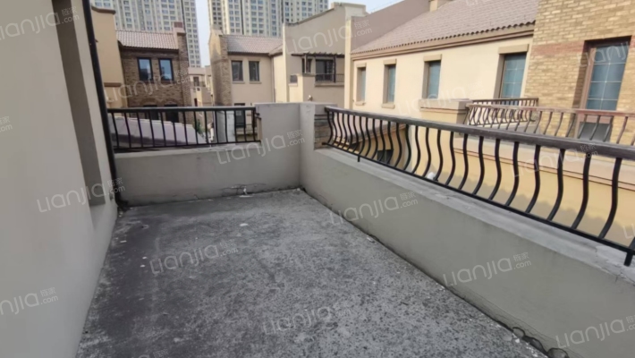 京西 京都高尔夫别墅区 291平南入户的联排别墅急售-露台