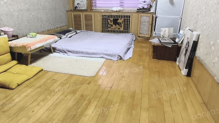 南北通透大三居。紧挨市医院市政府-卧室A