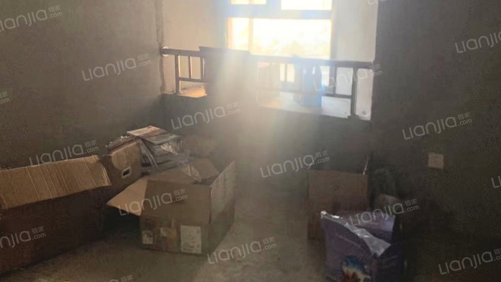 南向两居室，中间楼层采光无遮挡-卧室B