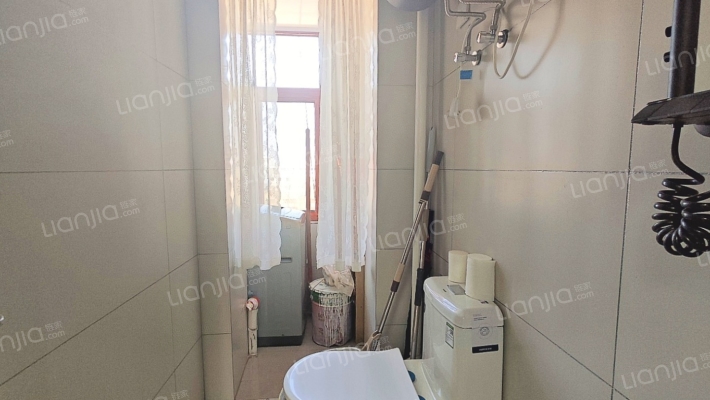 107国道边上  精装修没住过  户型方正 采光充足-卫生间