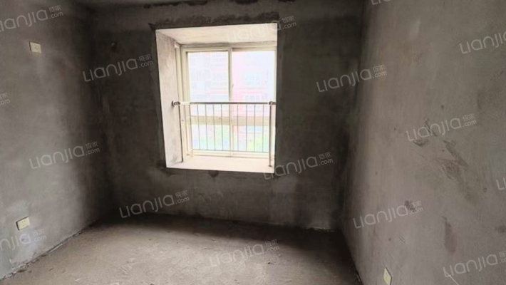 冠云主路 出行方便 南北通透中间楼层三居-卧室C