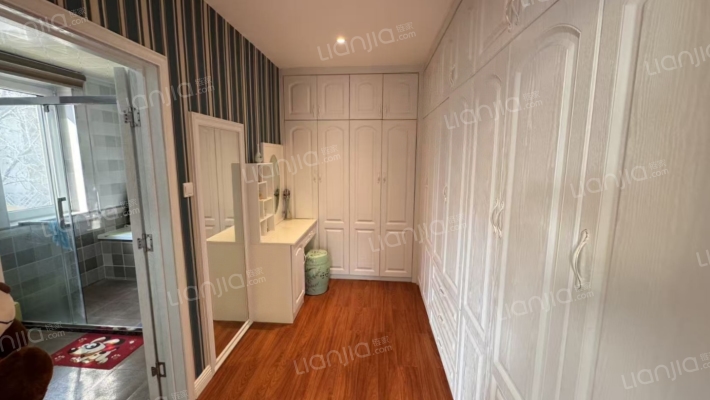 此房精装修房本无抵押 满五年唯一 地上三层 南向入户-卫生间C