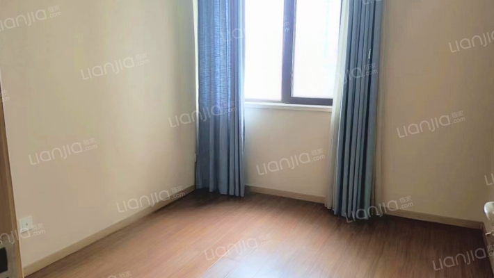 鸿坤F户型    精装修    中间楼层    随时看房-卧室C