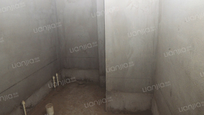 颐和公馆 双拼别墅 南入户 上下三层 带3个露台 本满二-卫生间C