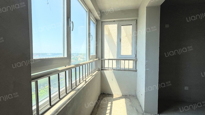 中低楼层 毛坯大三居 地理位置优越交通便利-阳台