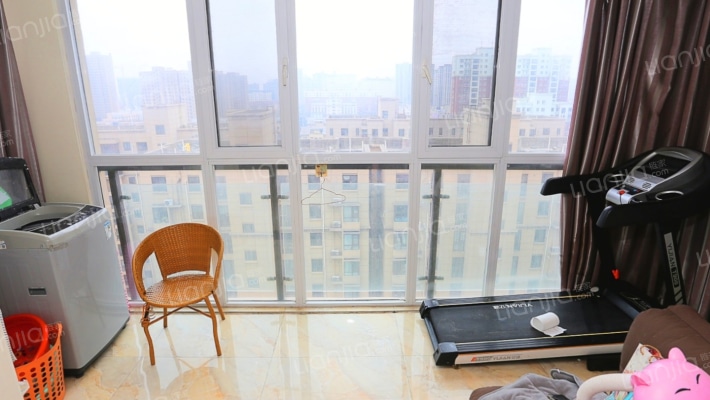 万达熙龙湾，精装大四房，户型方正，业主诚心出售-阳台