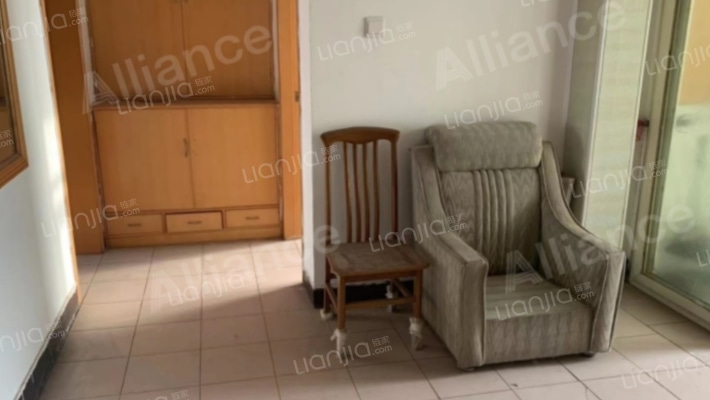 东西通透两居室，户型方正，简单装修-客厅