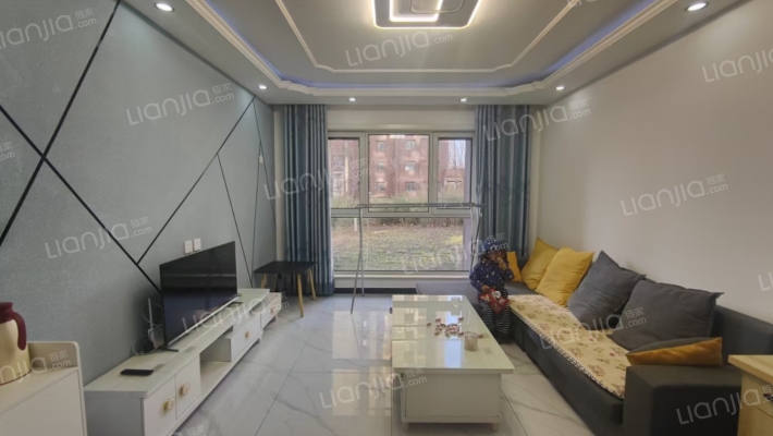 急售三利C区精装三居，低层，价格美丽-客厅