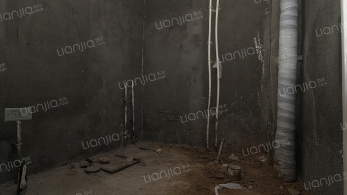 理想湾下叠拼带南北院子和地下室，带车位，位置安静-卫生间C