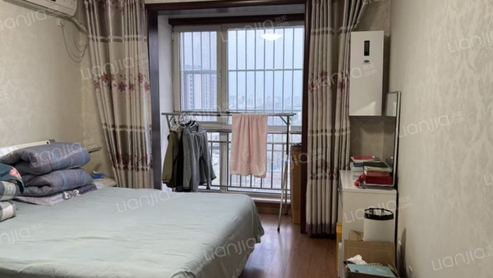 名流城市尊邸，房本满五，中等装修可看房，中间楼层-卧室A