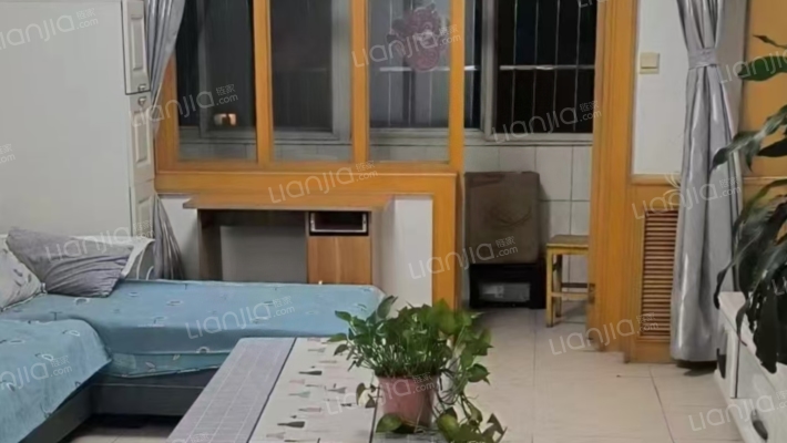 此房位置好，出门就是公园，买菜，购物，都很方便。-客厅