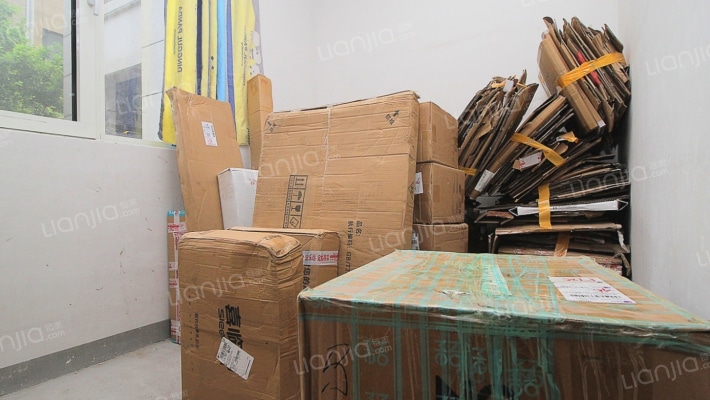 南北通透三居带下跃，社区中间楼栋，房本满2，诚意售-卧室A