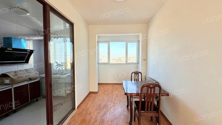 此房房本满五年税费低，采光没有遮挡 集中供暖-餐厅