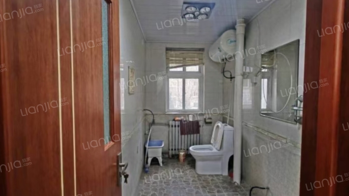 双塔板楼低楼层，房本满五，南北通透三居-卫生间