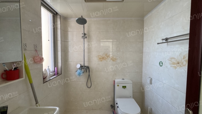 从幼儿园到高中师资充足，教学品质优.-卫生间