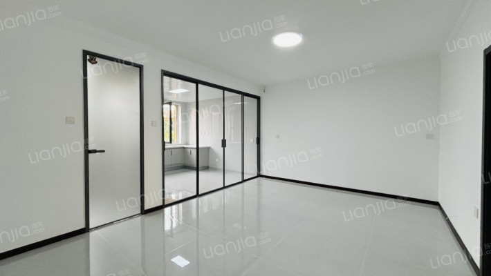 精装 板楼低楼层 房本满五 税费低，南北通透 大两居-客厅