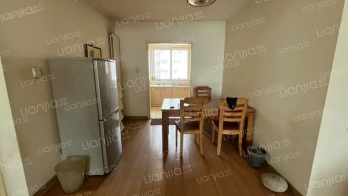 德新公园旁，精装修三居室，适合一家三代人居住。-餐厅