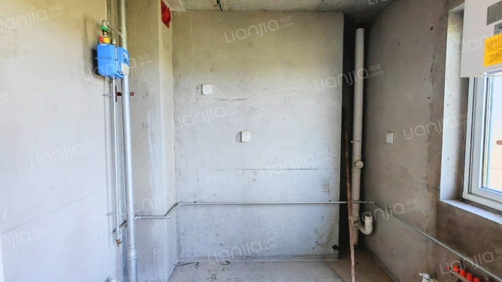 急售三利C区南北向大三居，毛坯满二，价格美丽-厨房