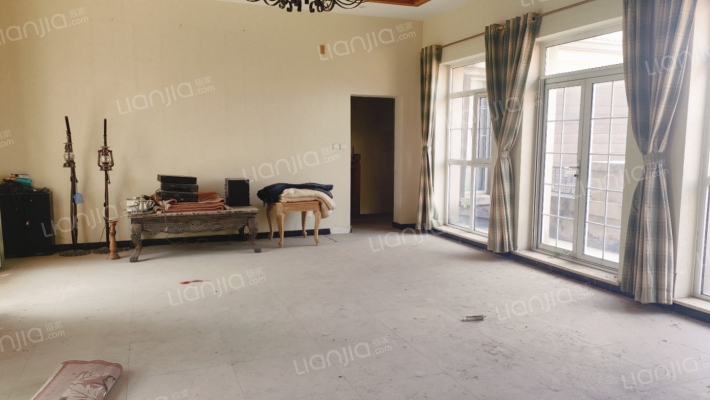 房本满五年 独栋别墅带有院子适合多人口家庭-客厅