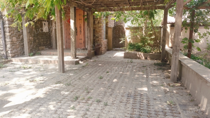 房本满五年 独栋别墅带有院子适合多人口家庭-车库