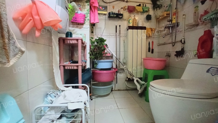 精装修，南北通透格局，中间楼层 停车位充足 交通便利-卫生间