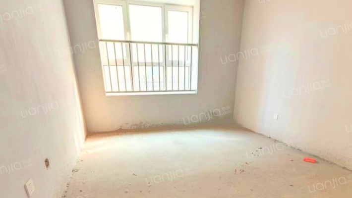 此房毛坯房，通透两居室，一梯两户，小区环境优美-卧室