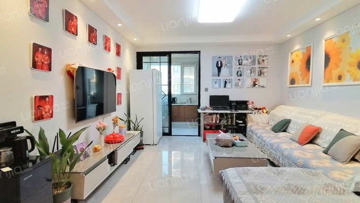 火车站旁 精装南北通透大两居，自住装修，急售-客厅