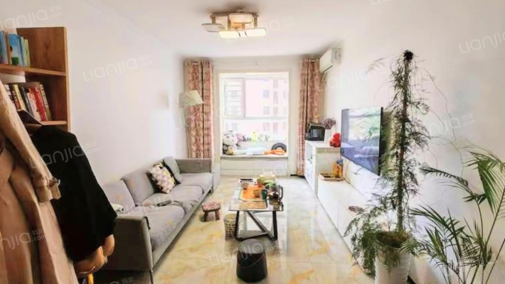 水岸花城大社区，集体供暖，交通便利，70年大产权-客厅