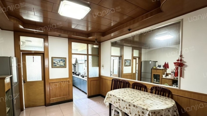 小区位置好 南北通透三居房 本在手配套成熟交通便利-客厅