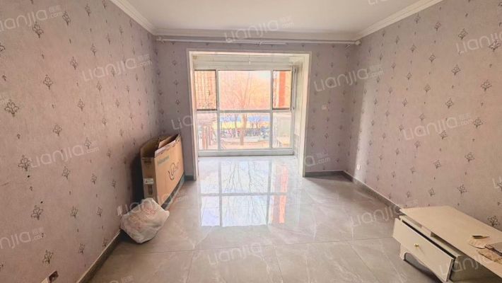 房本满二  电梯房 集中供暖 107国道旁出行方便-客厅