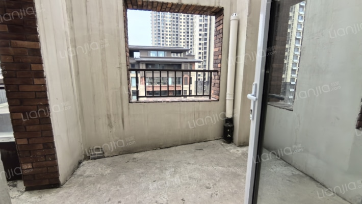 公园旁环境优美叠拼别墅 客厅挑空可封成卧室 居住舒适-厨房