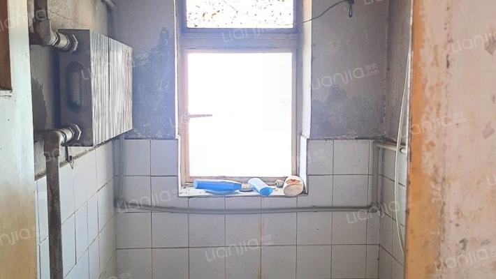 建设局住宅小区 3室1厅 南 北-卫生间
