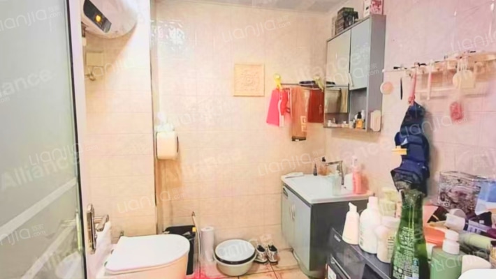 房子是低楼层，有装修，大产权，集中供暖。-卫生间