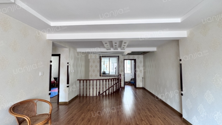 范阳路沿线 5居室 精装修 采光充足 通风好-楼梯间B