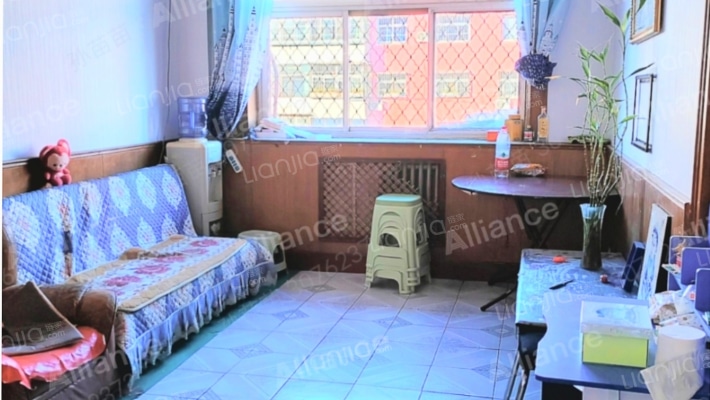 出门范阳路  南北通透两居  中间楼层-客厅