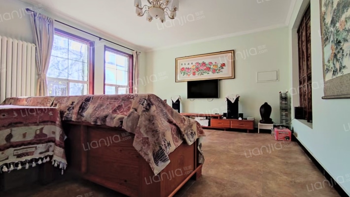 房主出国诚意出售闲置别墅，院子大，带装修拎包入住-客厅B