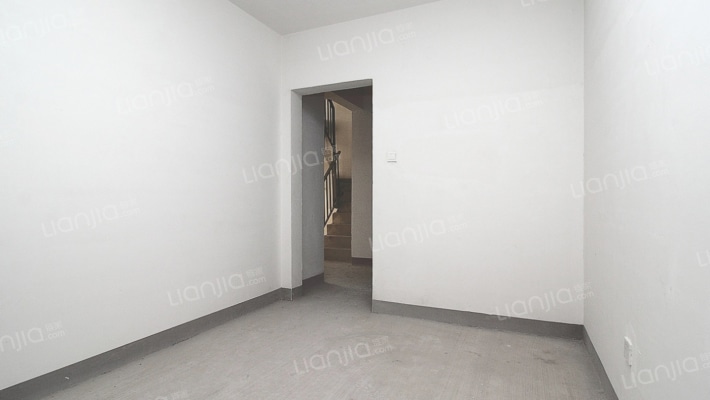 高铁新干线，高层顶层复式，少见的户型，看房方便。-卧室A