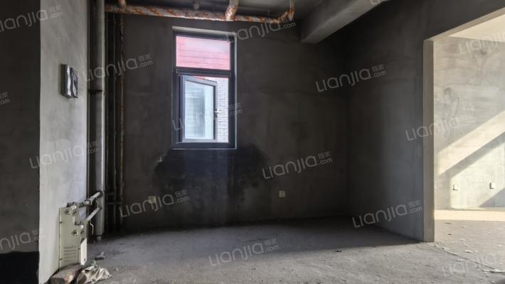 竹语堂 联排边户院子大 满五年 毛坯房 业主诚售-客厅B