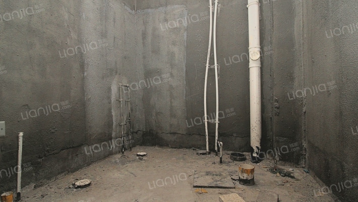 理想湾下叠拼带南北院子和地下室，带车位，位置安静-卫生间A