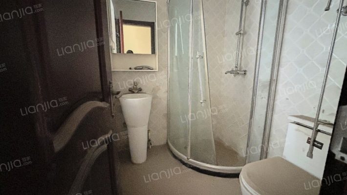 联排别墅，诚意出售，房本在手，随时过户.-卫生间C