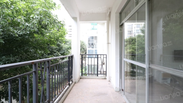 南河大型小区 4室交通便利 小区环境干净舒适 适合居住-阳台