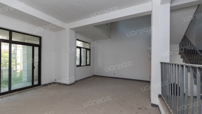 绿地湖语墅一期二手房实景图