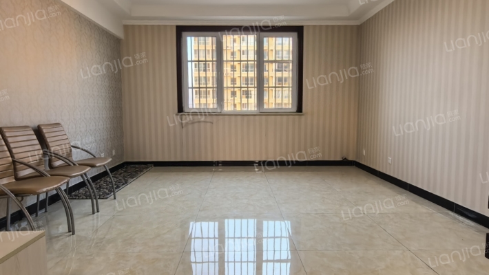 钻石商圈 838总站旁 单位房公推小 南北通透两居-客厅