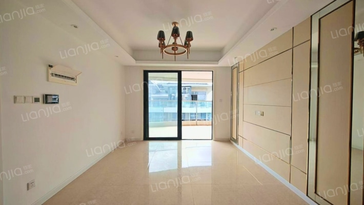 椰林湾彩鹿园二手房实景图