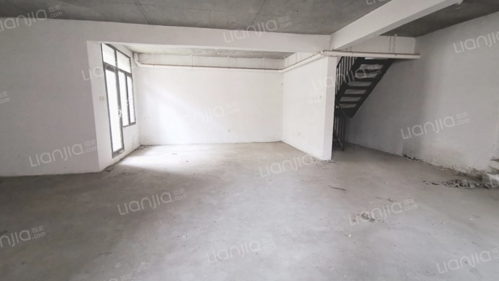 下叠无遮挡 ，南入户大院子带车库 ，带地下室诚意出售-客厅C