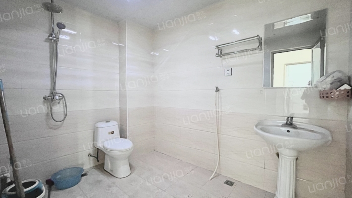 南向格局 楼层好 视野宽阔 适合居住-卫生间