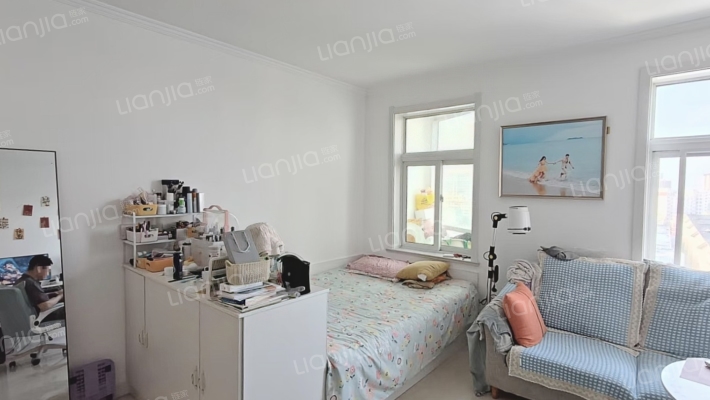 此房电梯，房中间楼层，房本满二。-卧室B