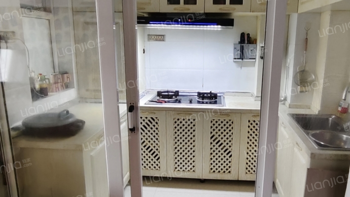 电梯房 适宜各年龄段人群 采光好 无遮挡 ，税费低-厨房