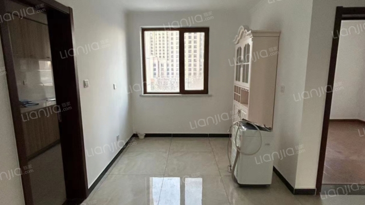 楼栋位置好，前后全天无遮挡东边户南北通透大三居，-餐厅